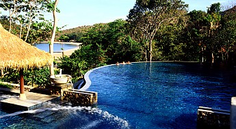 The-Infinity-Pool-of-Romantic-Pimalai-Ho