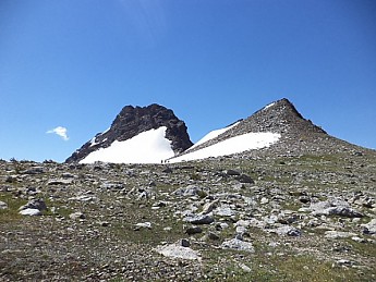 Three-hikers-on-Paintbrush-Divide-snow-f