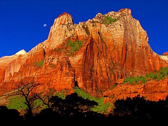 Moonrise-over-Zion-Sandstone-monolith.jp