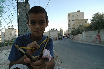 800px-Palestinian_boy_posing_with_slings