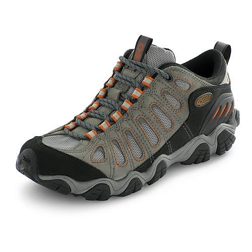 photo: Oboz Sawtooth Low trail shoe