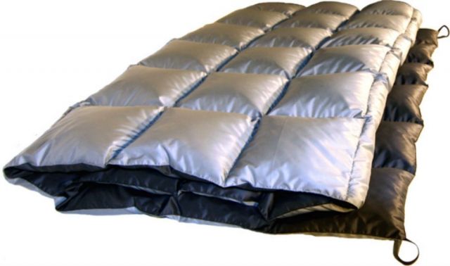 photo: Western Mountaineering Cloud 9 Comforter top quilt