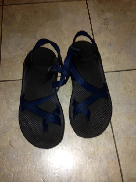 Plain black hot sale chacos