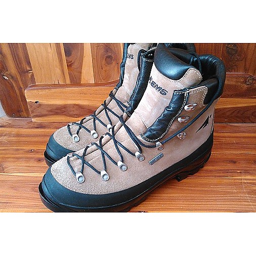 photo: EMS Men's Arete GTX backpacking boot