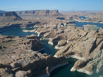 Lake_Powell_-_Arizona-and-its-now-famous
