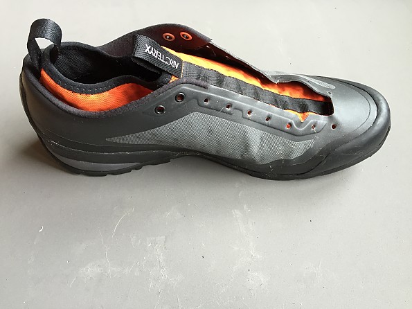 Zapatilla de aproximación Acrux FL Men de Arc'Teryx. Con construcción  termolaminada 