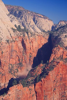 Dust-cloud-after-rock-slide-above-Refrig