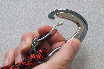 TR2b-easy-to-open-clip.jpg